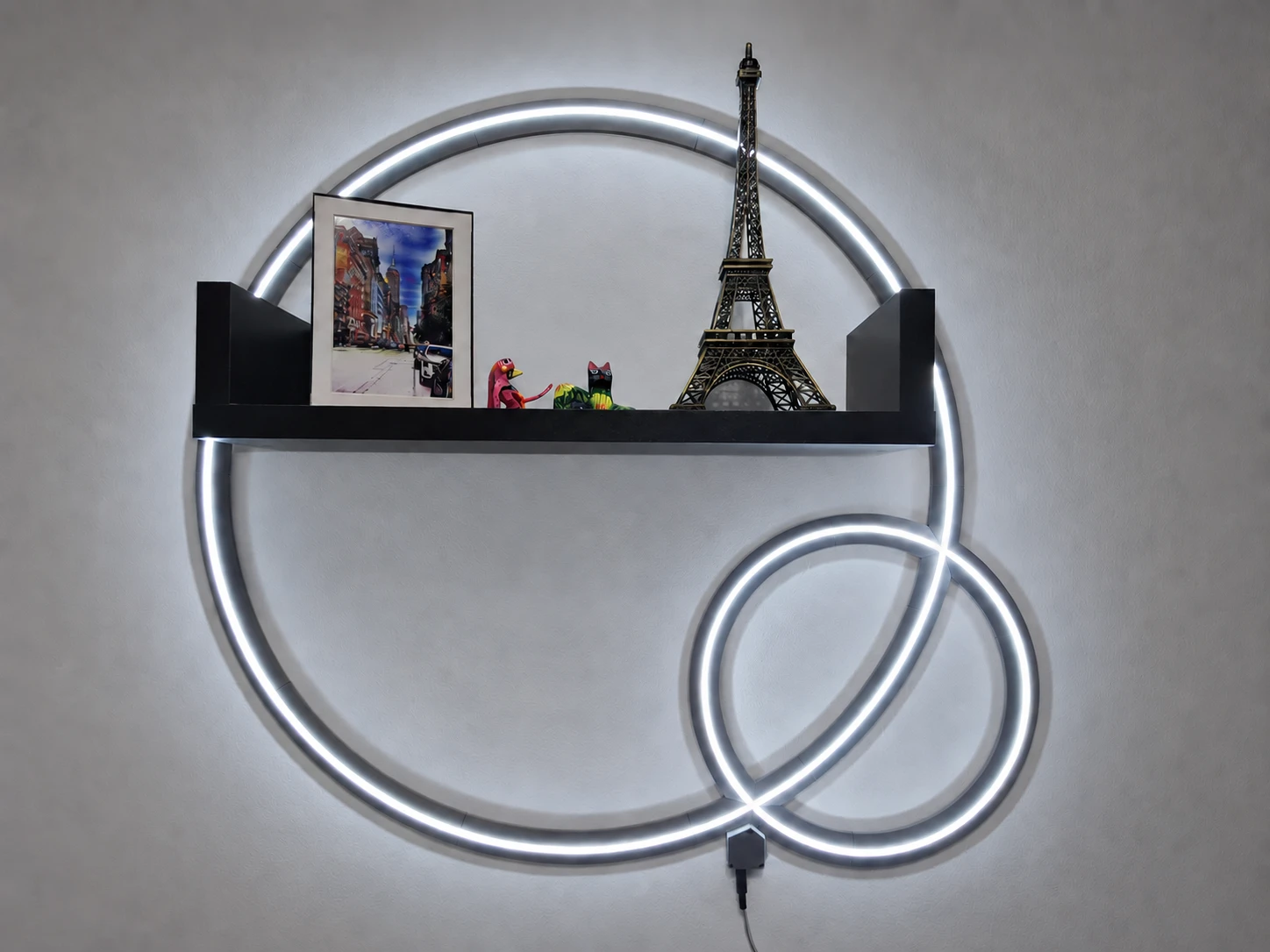 Aros decorativos LED encendidos en una pared